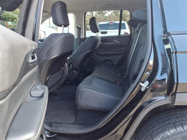 Used 2023 Jeep Grand Cherokee Laredo image 17