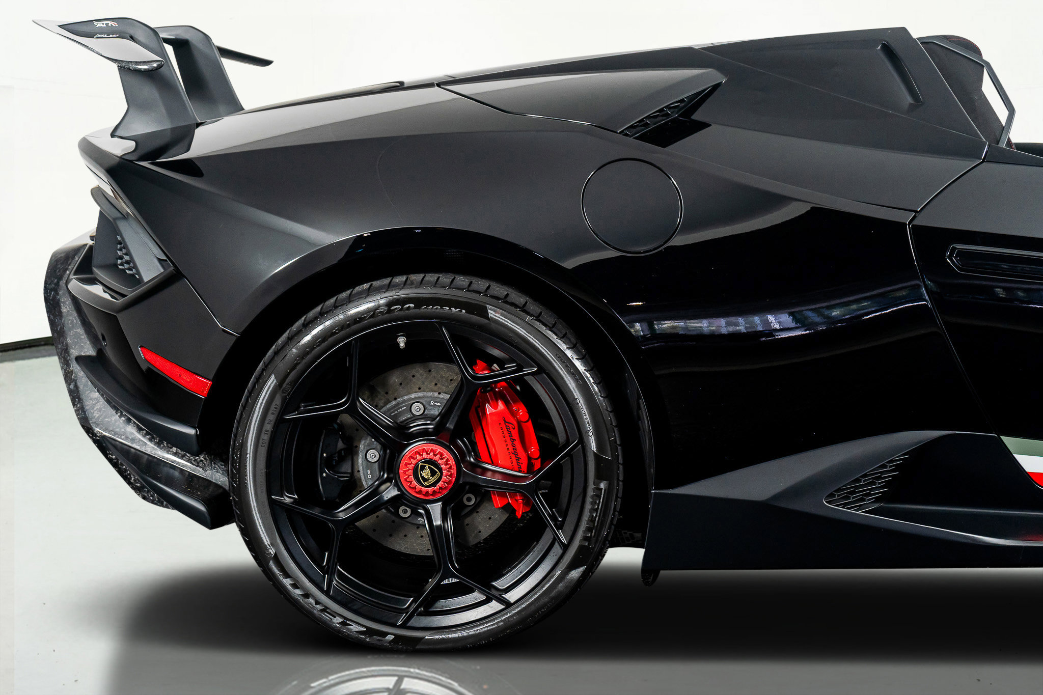 Used 2018 Lamborghini Huracan Performante AWD/4WD image 9