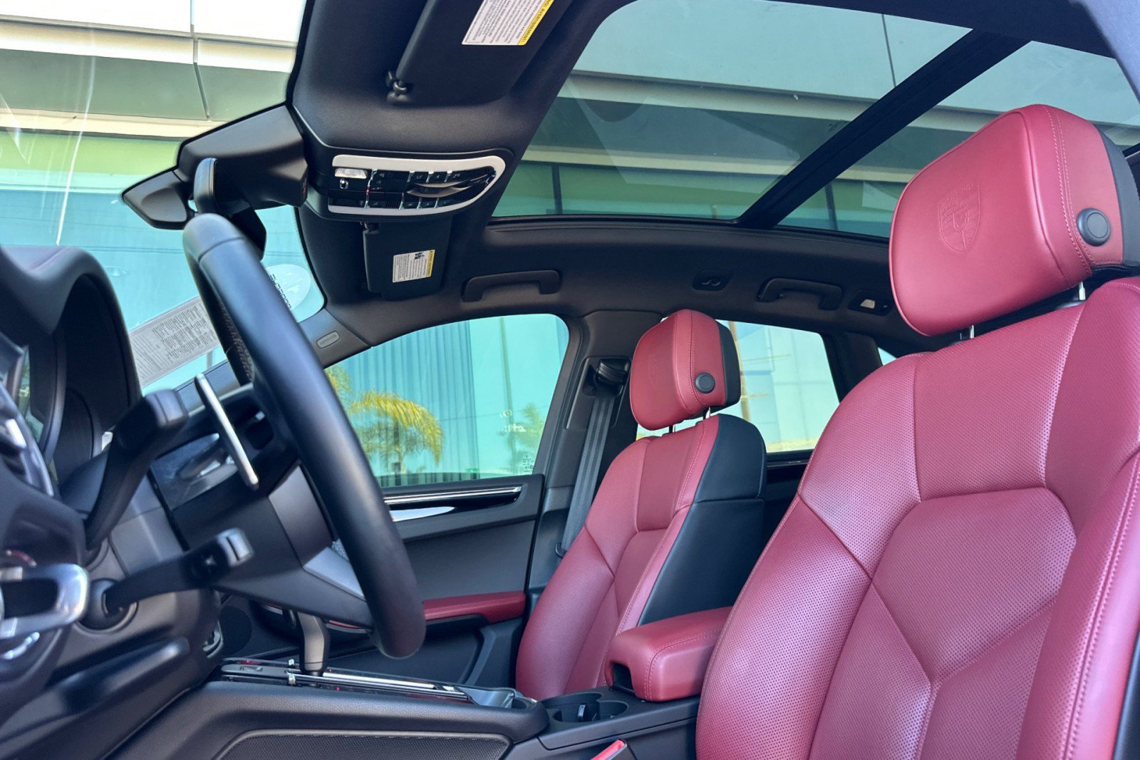 Certified 2024 Porsche Macan AWD/4WD image 5