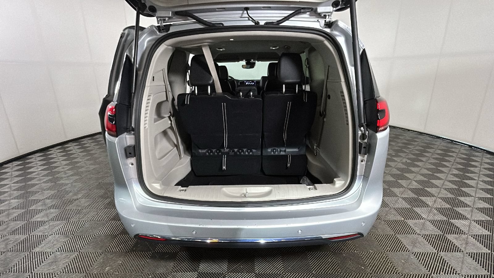 Used 2024 Chrysler Pacifica Touring-L FWD image 31