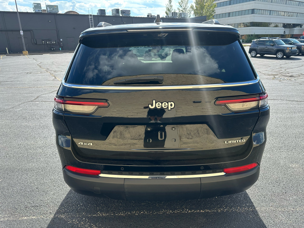 Used 2024 Jeep Grand Cherokee L Limited w/ Luxury Tech Group II image 4