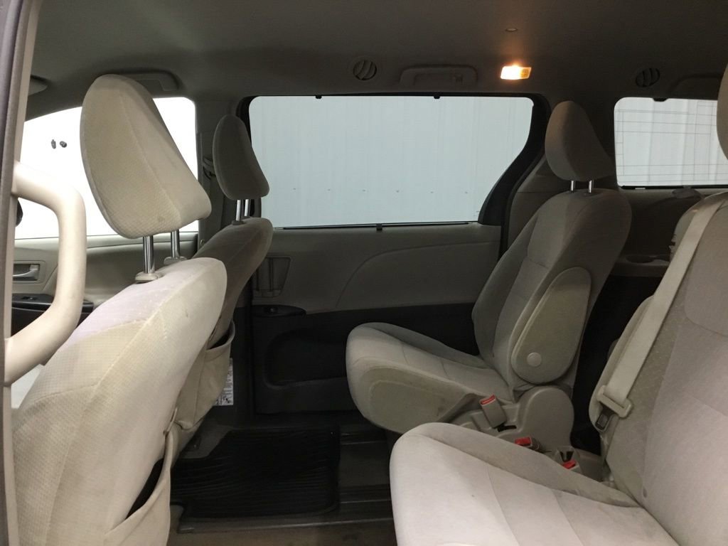 Used 2018 Toyota Sienna LE w/ Protection Package image 12