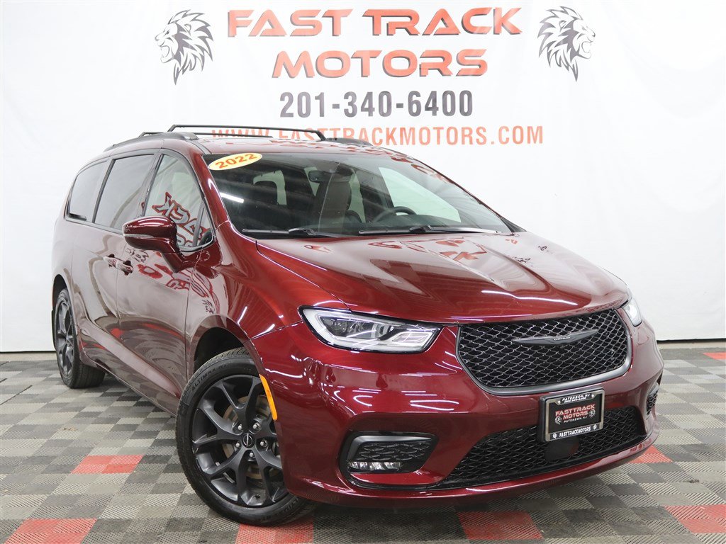 Used 2022 Chrysler Pacifica Touring-L w/ S Appearance Package image 3