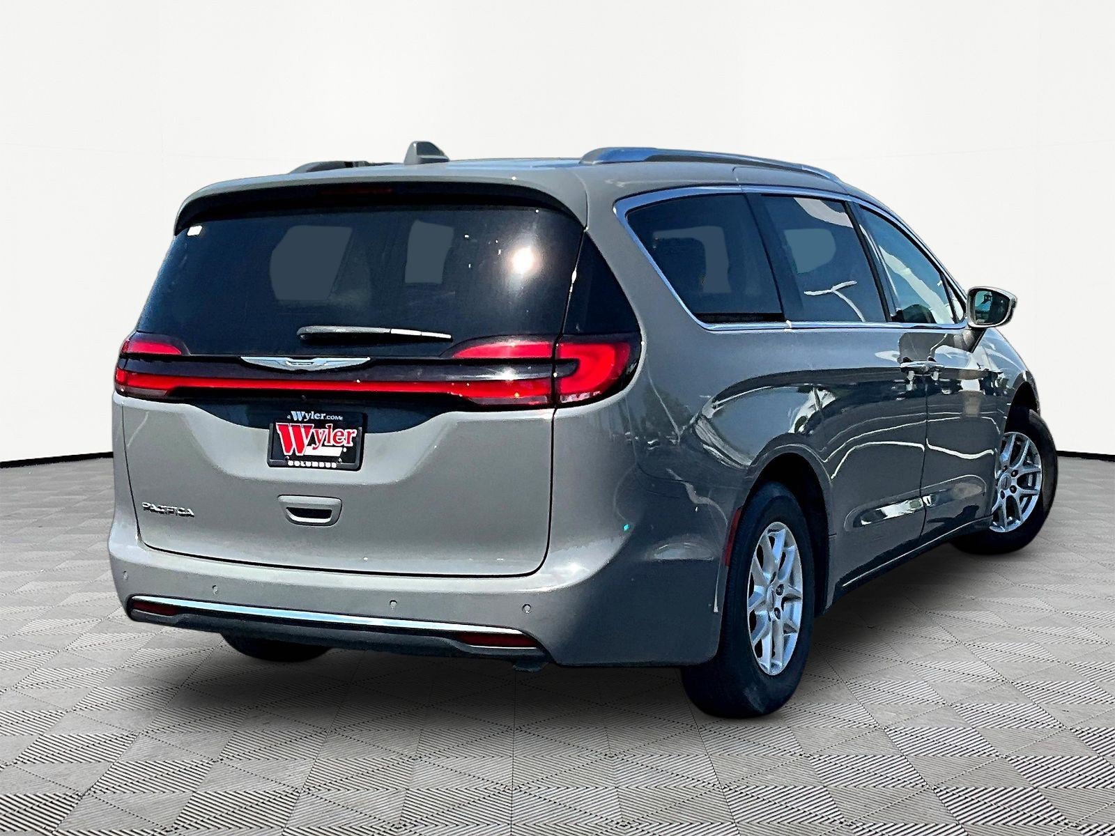 Used 2021 Chrysler Pacifica Touring-L FWD image 6