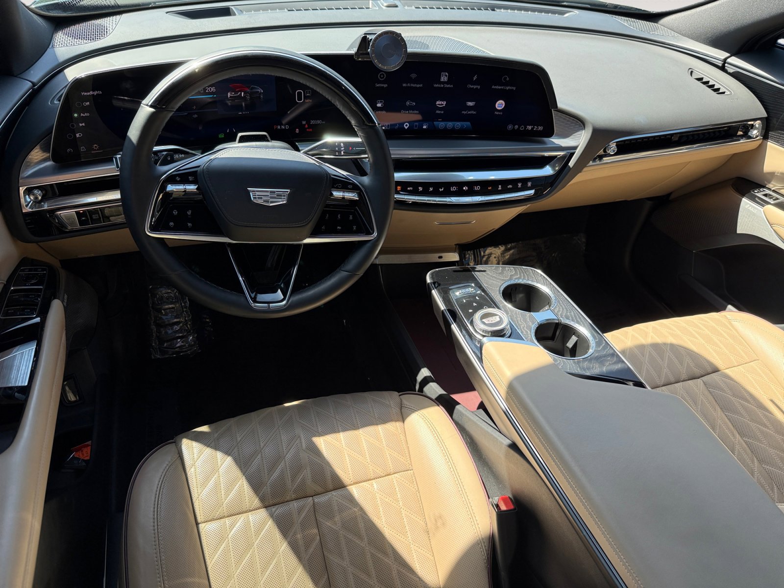 Used 2024 Cadillac Lyriq Luxury w/ Nappa Leather Package AWD/4WD image 15