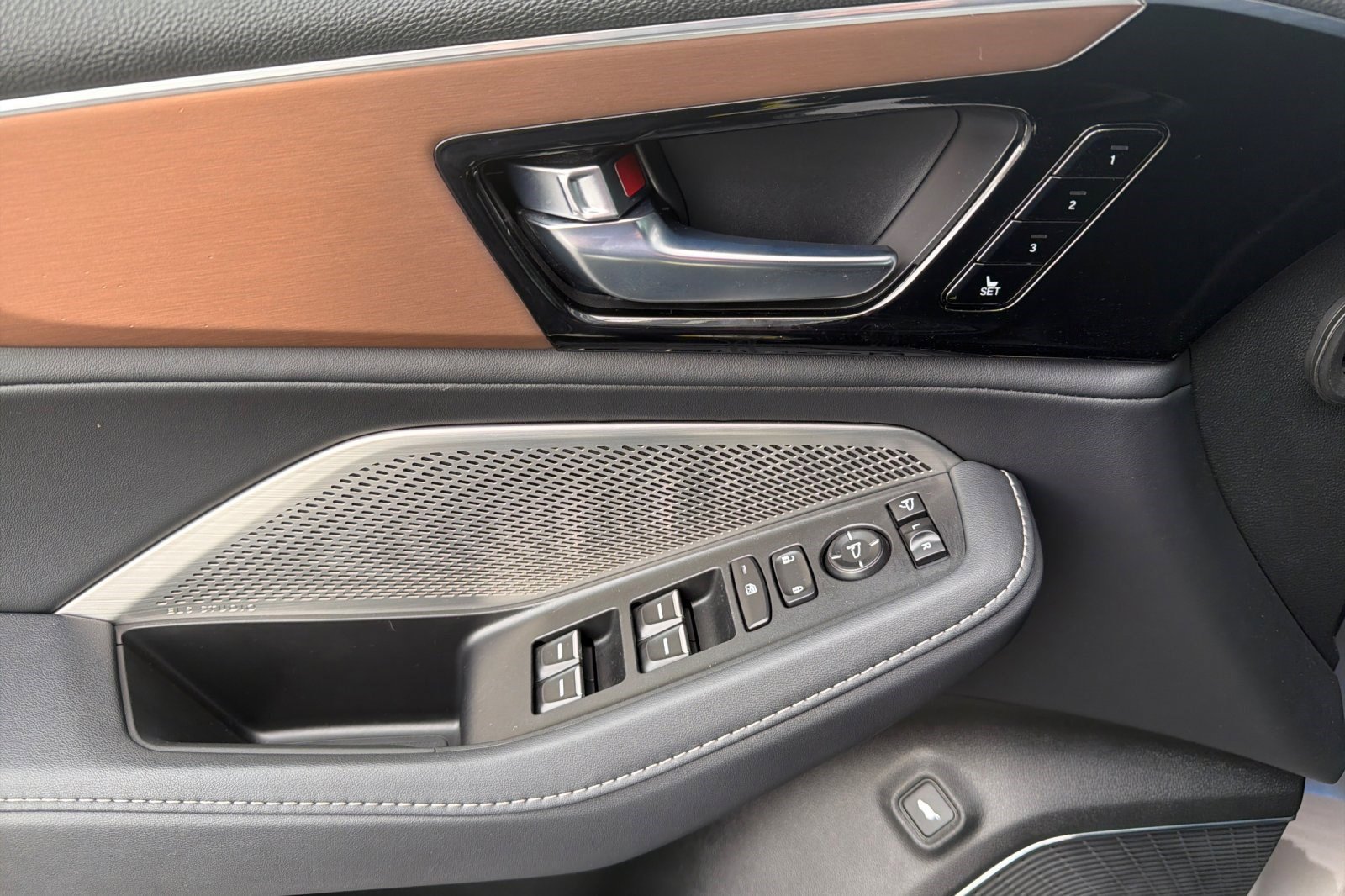 Used 2022 Acura MDX SH-AWD w/ Technology Package image 12