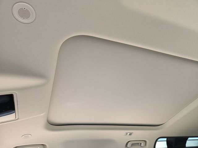 Used 2024 Land Rover Defender 110 SE image 24