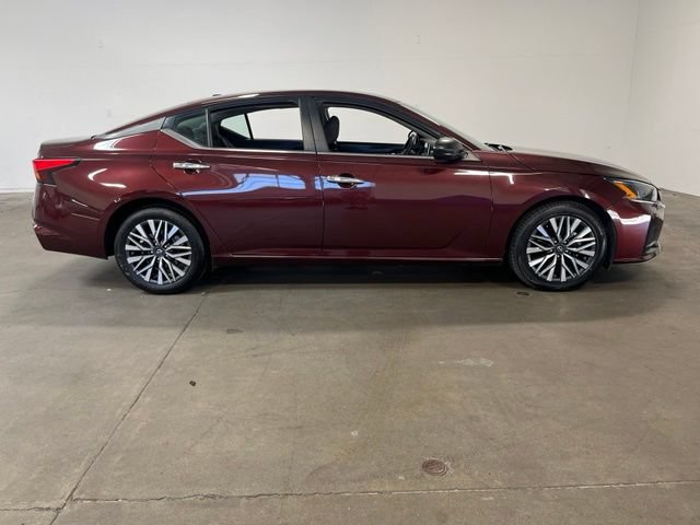 Used 2024 Nissan Altima 2.5 SV FWD image 2