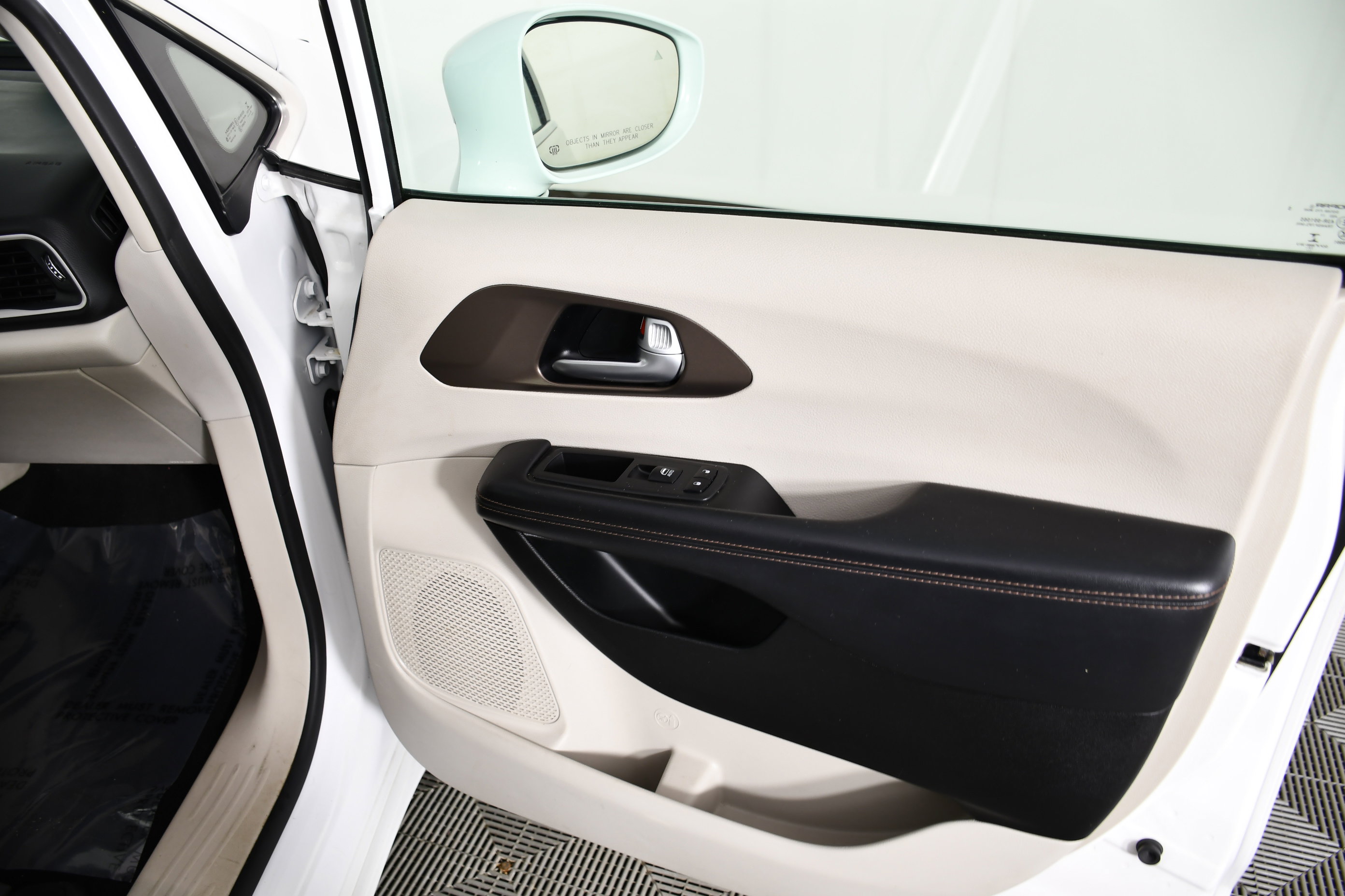 Used 2018 Chrysler Pacifica Touring-L w/ Advanced Safetytec Group FWD image 39
