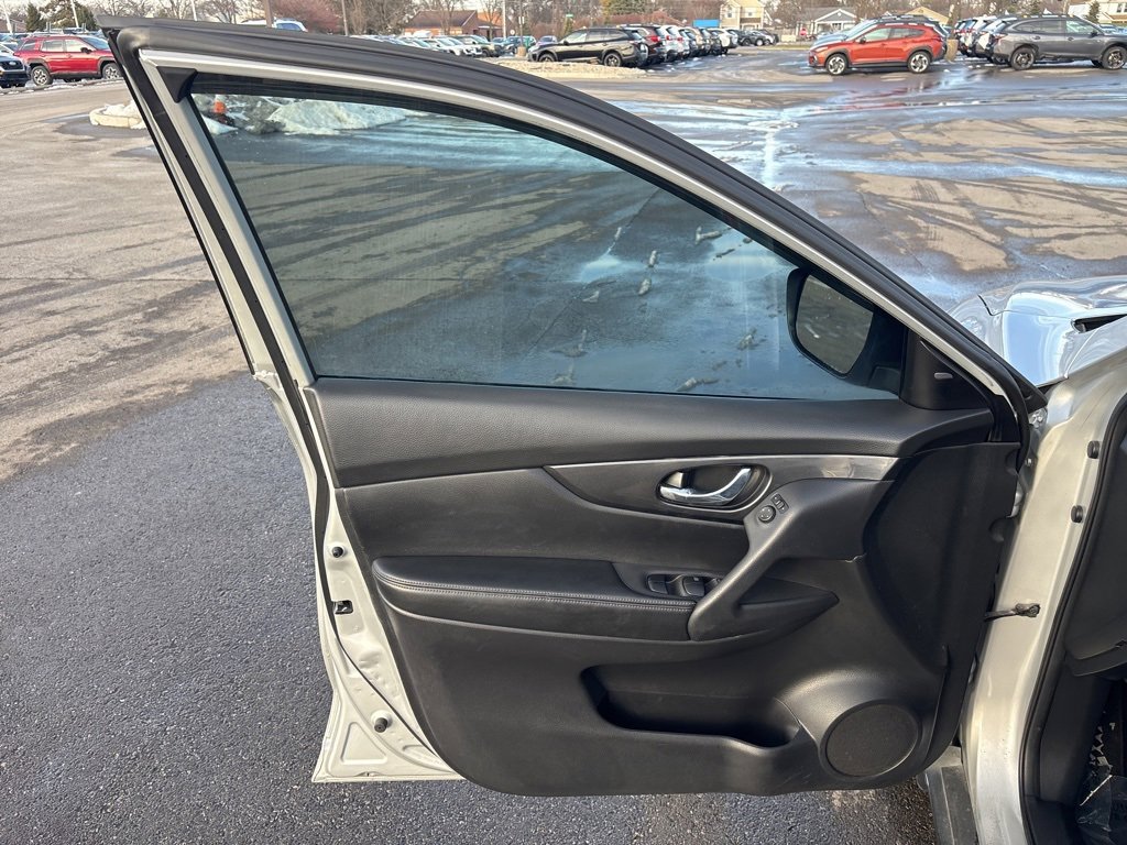 Used 2017 Nissan Rogue SV image 19