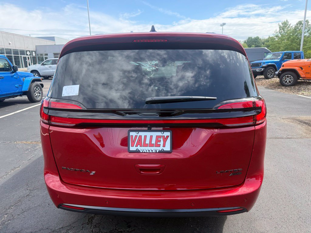 New 2027 Chrysler Pacifica Limited w/ Family Tech Group AWD/4WD image 6