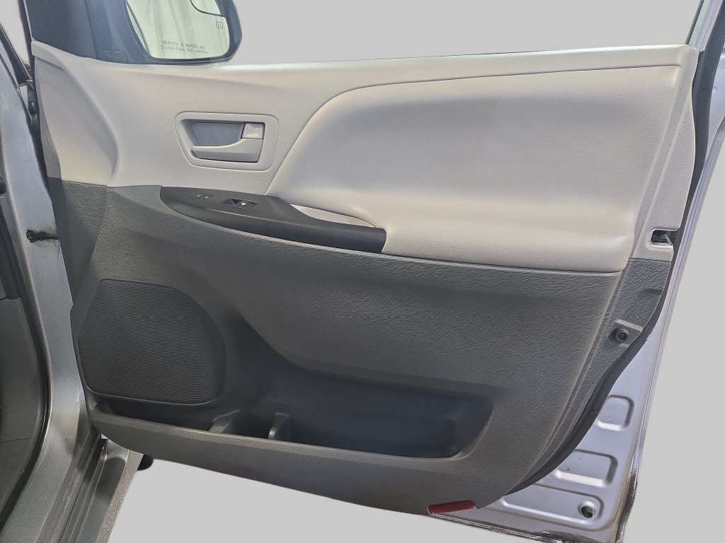 Used 2020 Toyota Sienna L FWD image 12