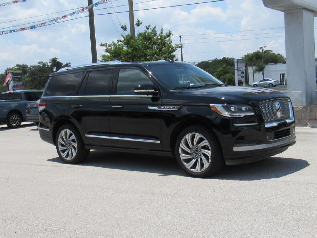 Used 2023 Lincoln Navigator Reserve AWD/4WD image 2