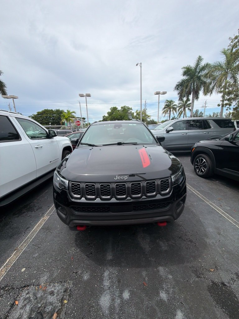 Used 2025 Jeep Compass Trailhawk AWD/4WD image 2