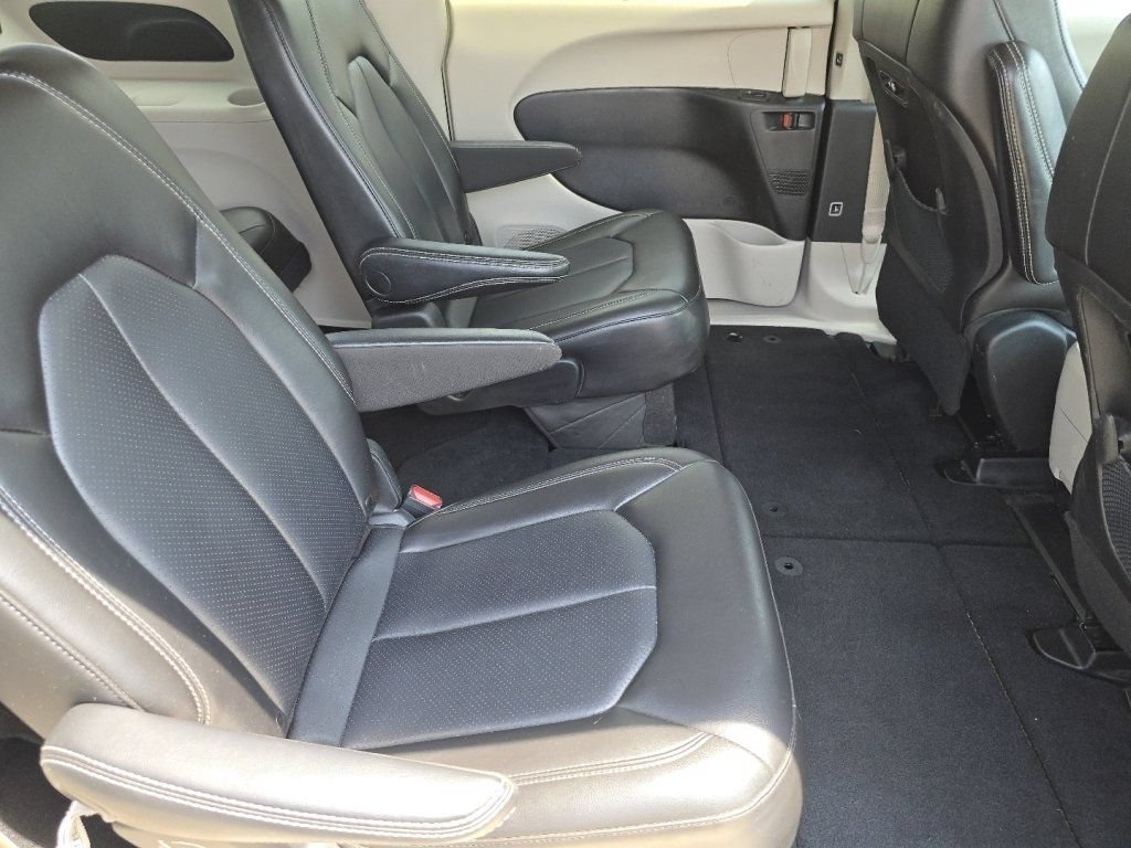 Used 2023 Chrysler Pacifica Touring-L FWD image 21
