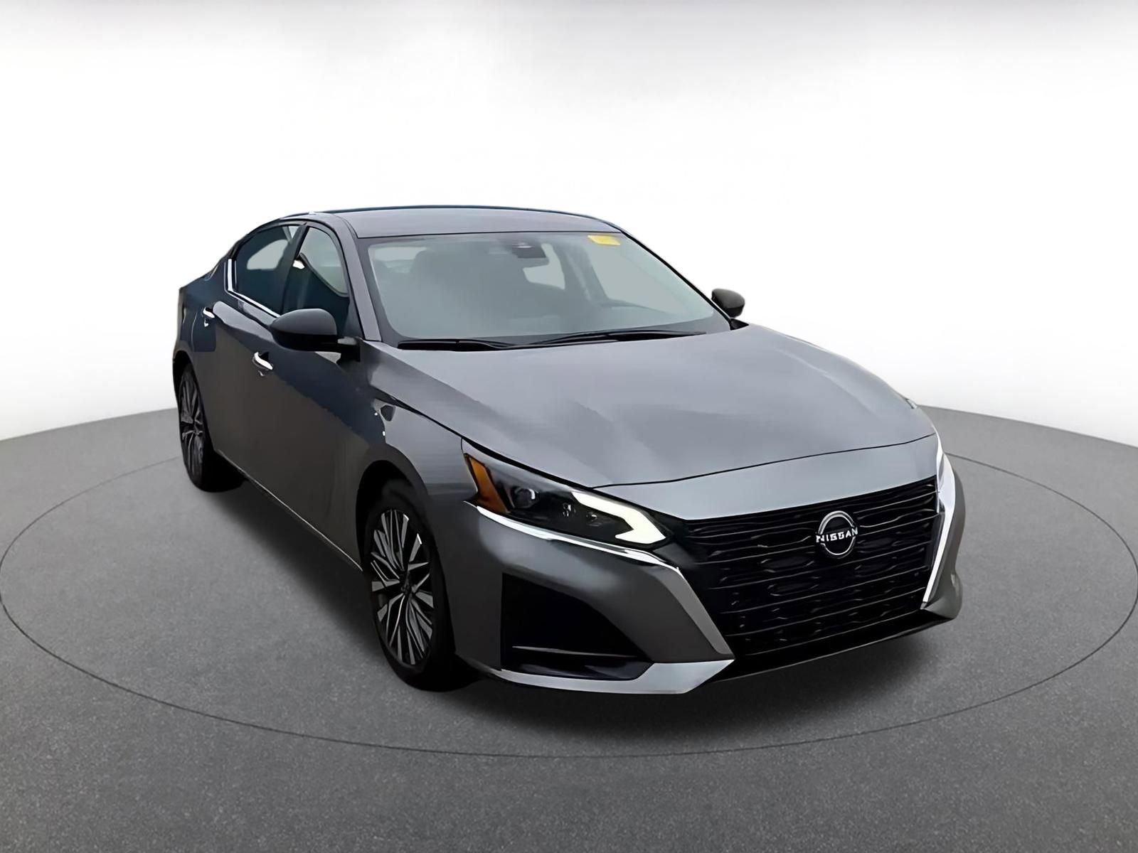 Used 2025 Nissan Altima 2.5 SV FWD image 3
