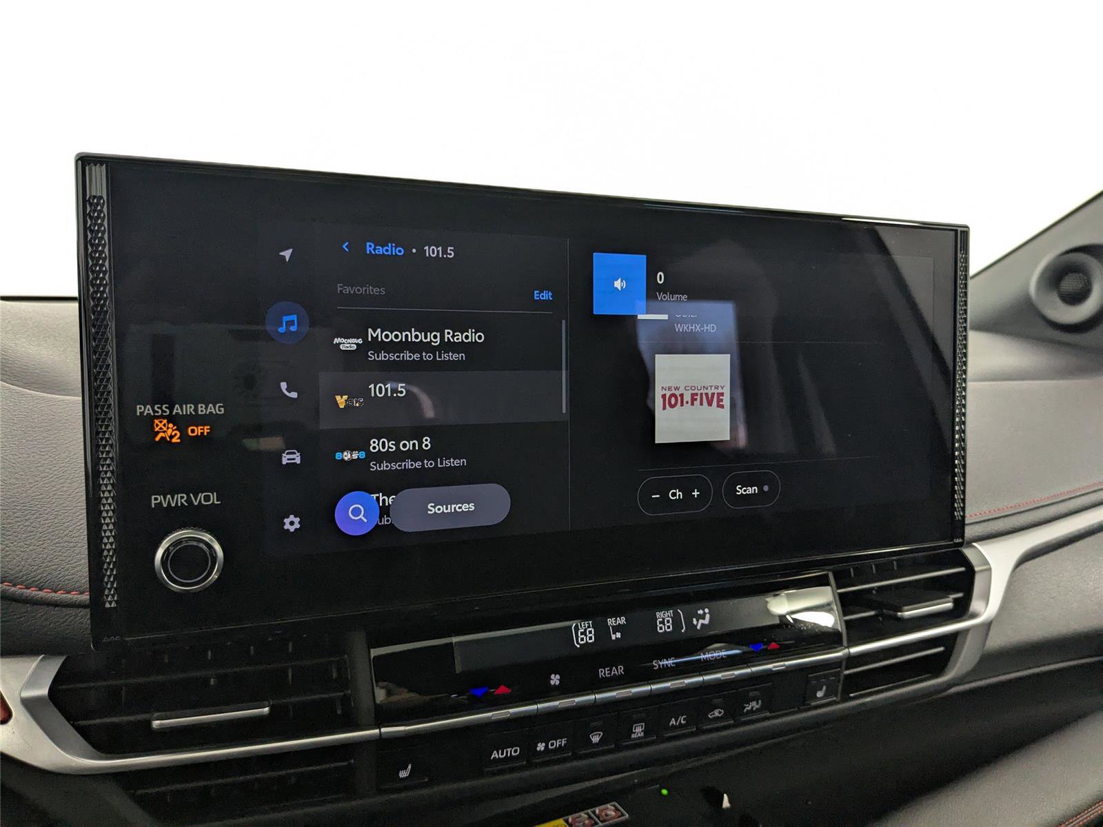 Used 2025 Toyota Sienna XSE image 18