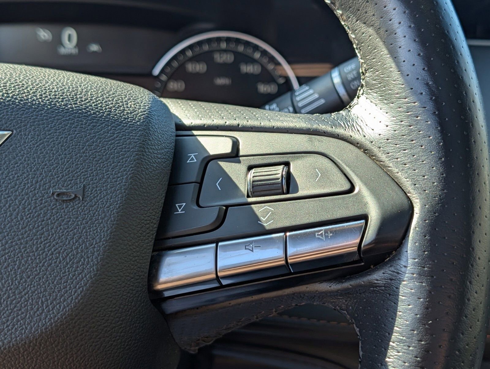 Used 2023 Cadillac XT4 Sport w/ LPO, Onyx Lite Package image 38