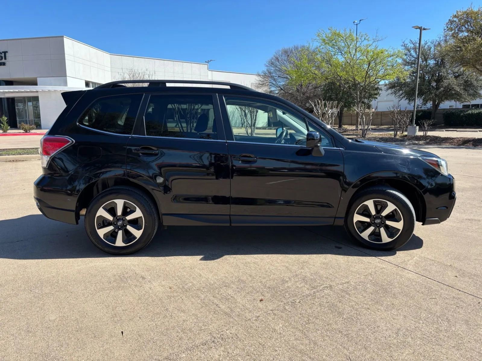 Used 2017 Subaru Forester 2.5i Limited AWD/4WD image 4