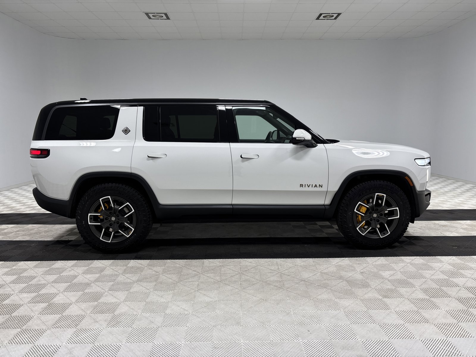 Used 2025 Rivian R1S Premium image 6