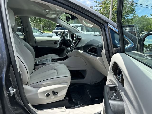 Used 2021 Chrysler Pacifica Limited w/ Uconnect Theater Family Group FWD image 29