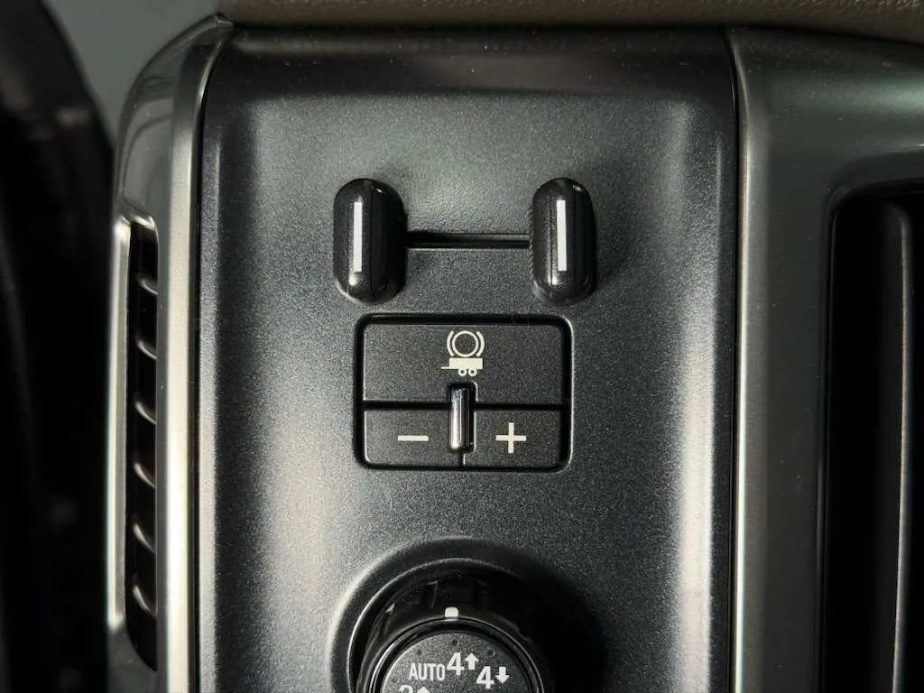 Used 2018 Chevrolet Silverado 1500 LTZ w/ LTZ Plus Package AWD/4WD image 27