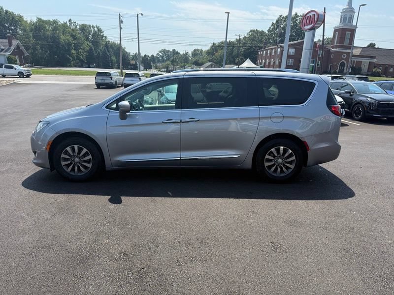 Used 2019 Chrysler Pacifica Touring-L Plus FWD image 5