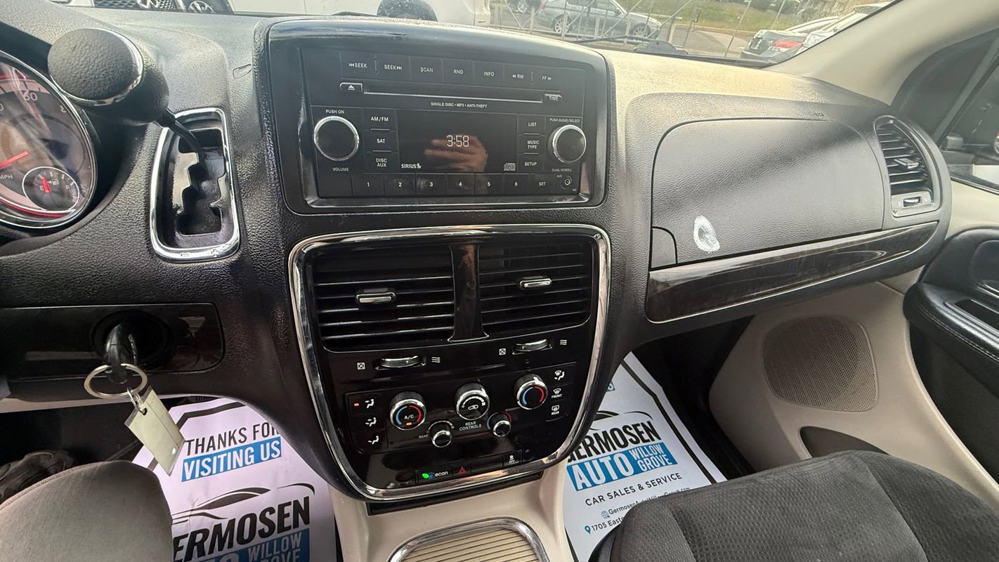 Used 2016 Dodge Grand Caravan SXT image 12