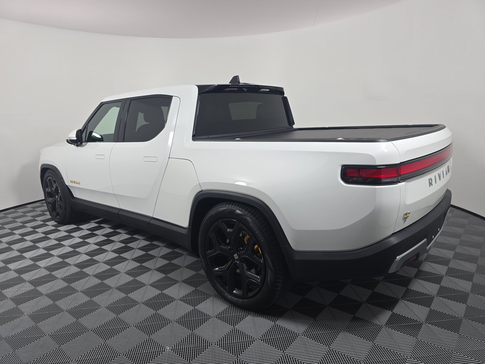 Used 2024 Rivian R1T Adventure AWD/4WD image 3