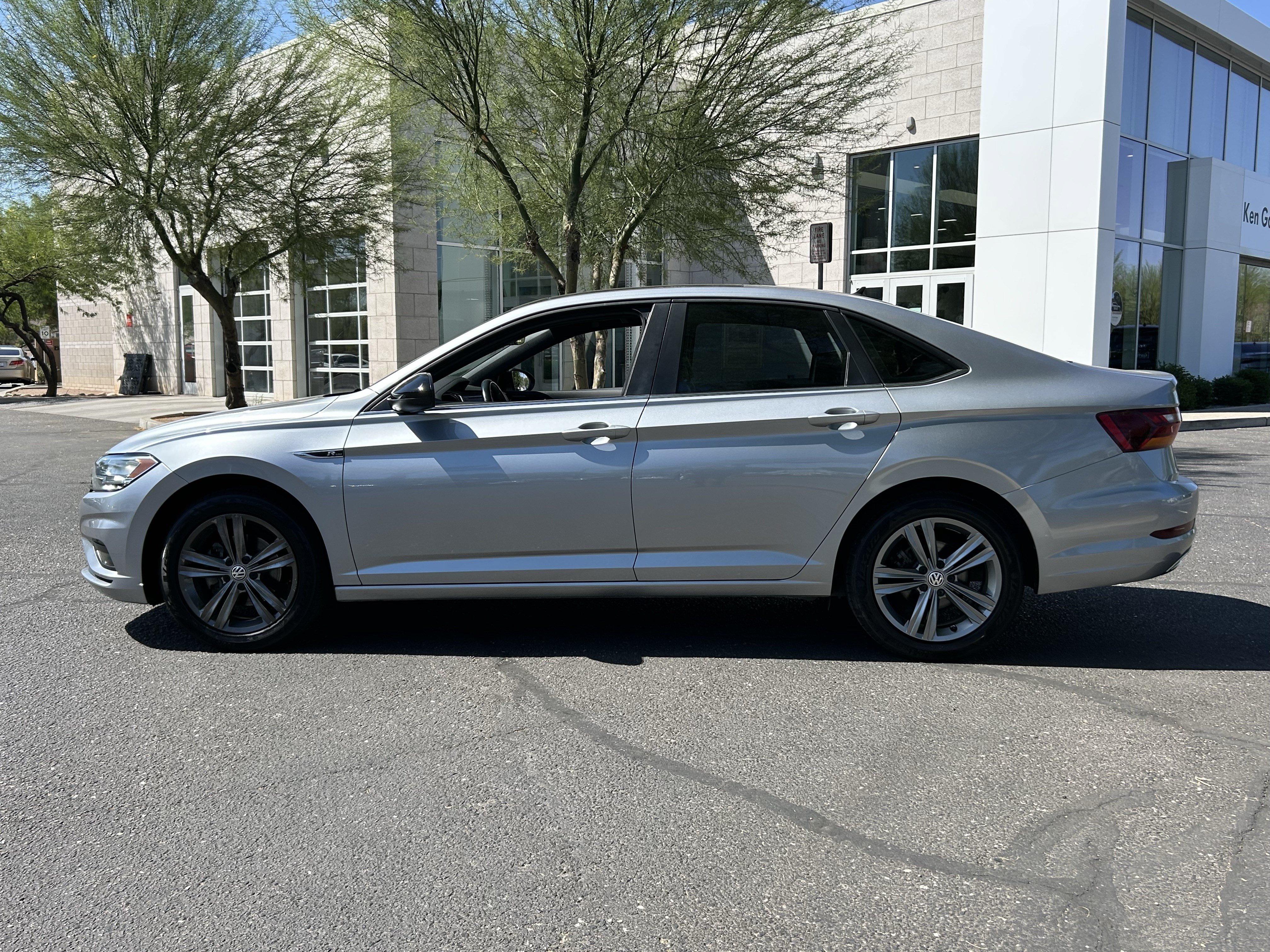 Used 2019 Volkswagen Jetta R-Line w/ R-Line Cold Weather Package FWD image 2