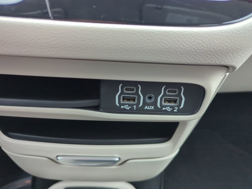 Used 2024 Chrysler Pacifica Touring-L image 19