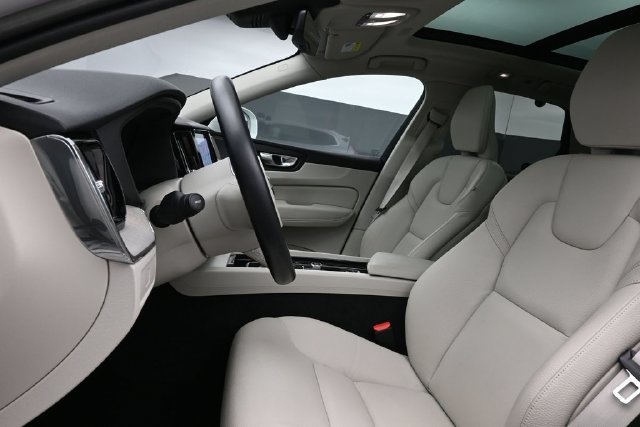Used 2023 Volvo XC60 B5 Plus w/ Protection Package Premier FWD image 10