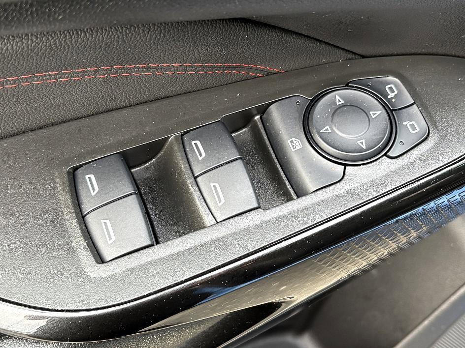 Used 2024 Chevrolet Trax RS w/ Sunroof Package image 17