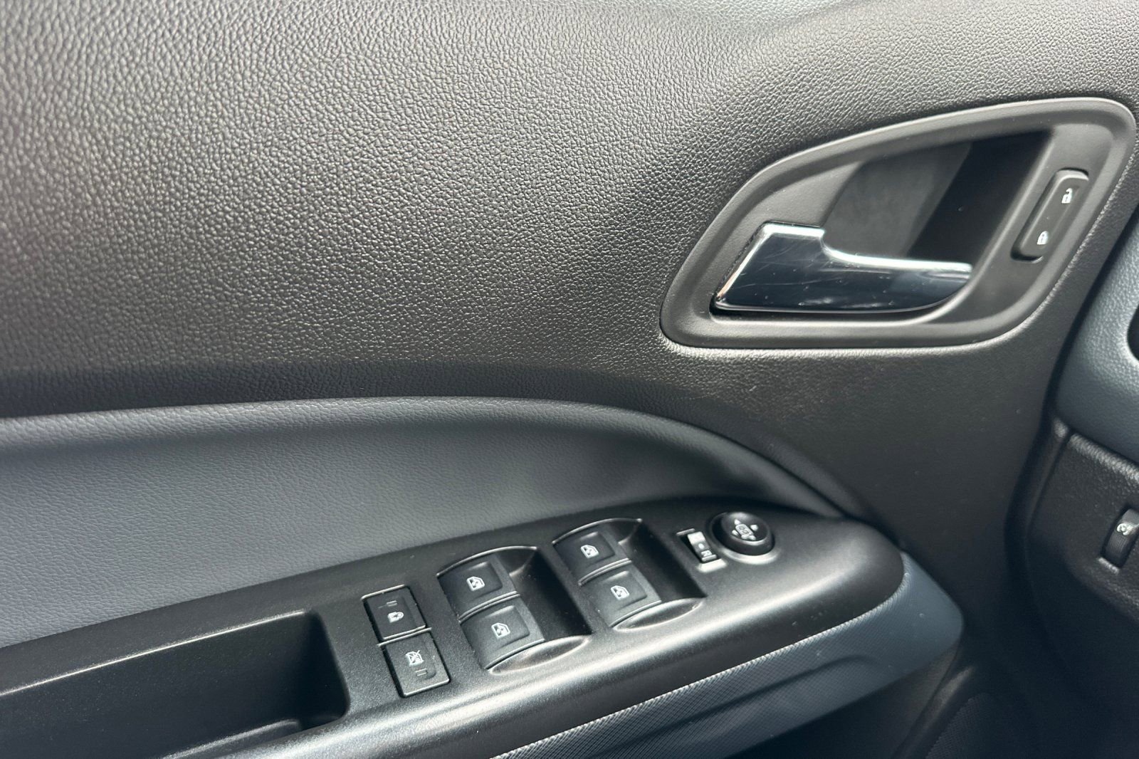 Used 2018 Chevrolet Colorado Z71 w/ Z71 Midnight Edition image 11