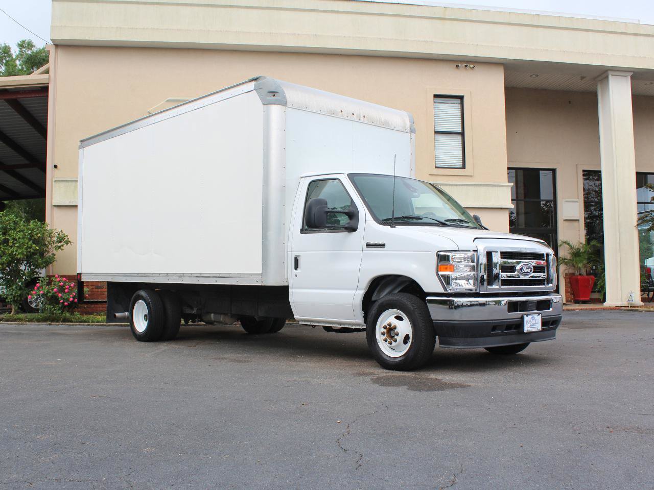 Used 2026 Ford E-350 and Econoline 350 Super Duty w/ Power Equipment Group RWD image 6