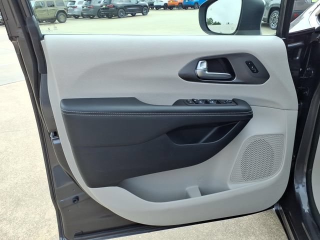 Used 2023 Chrysler Pacifica Touring-L FWD image 20