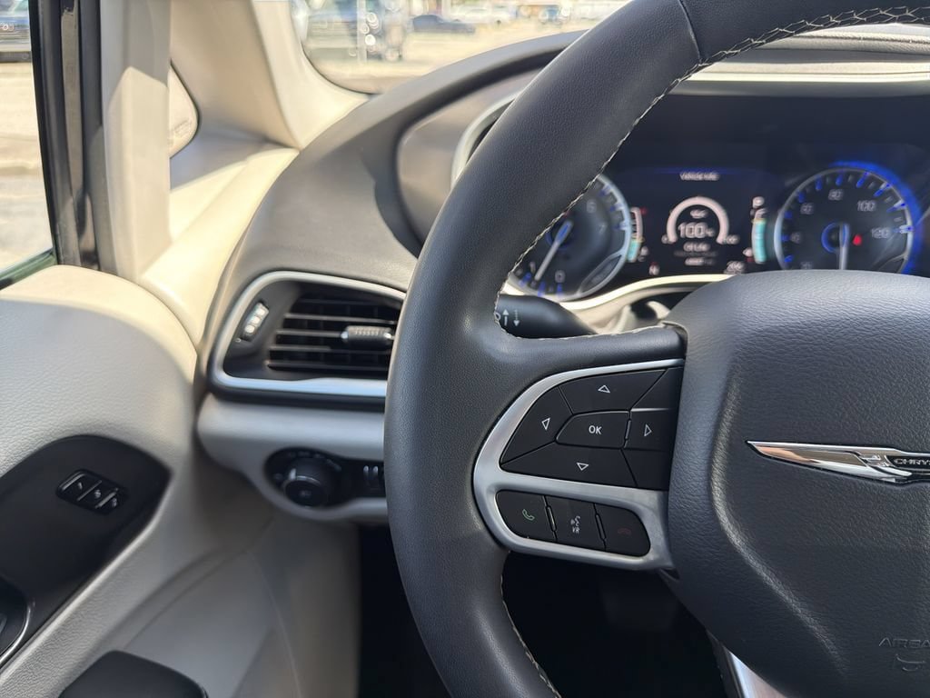 Used 2024 Chrysler Pacifica Touring-L FWD image 30
