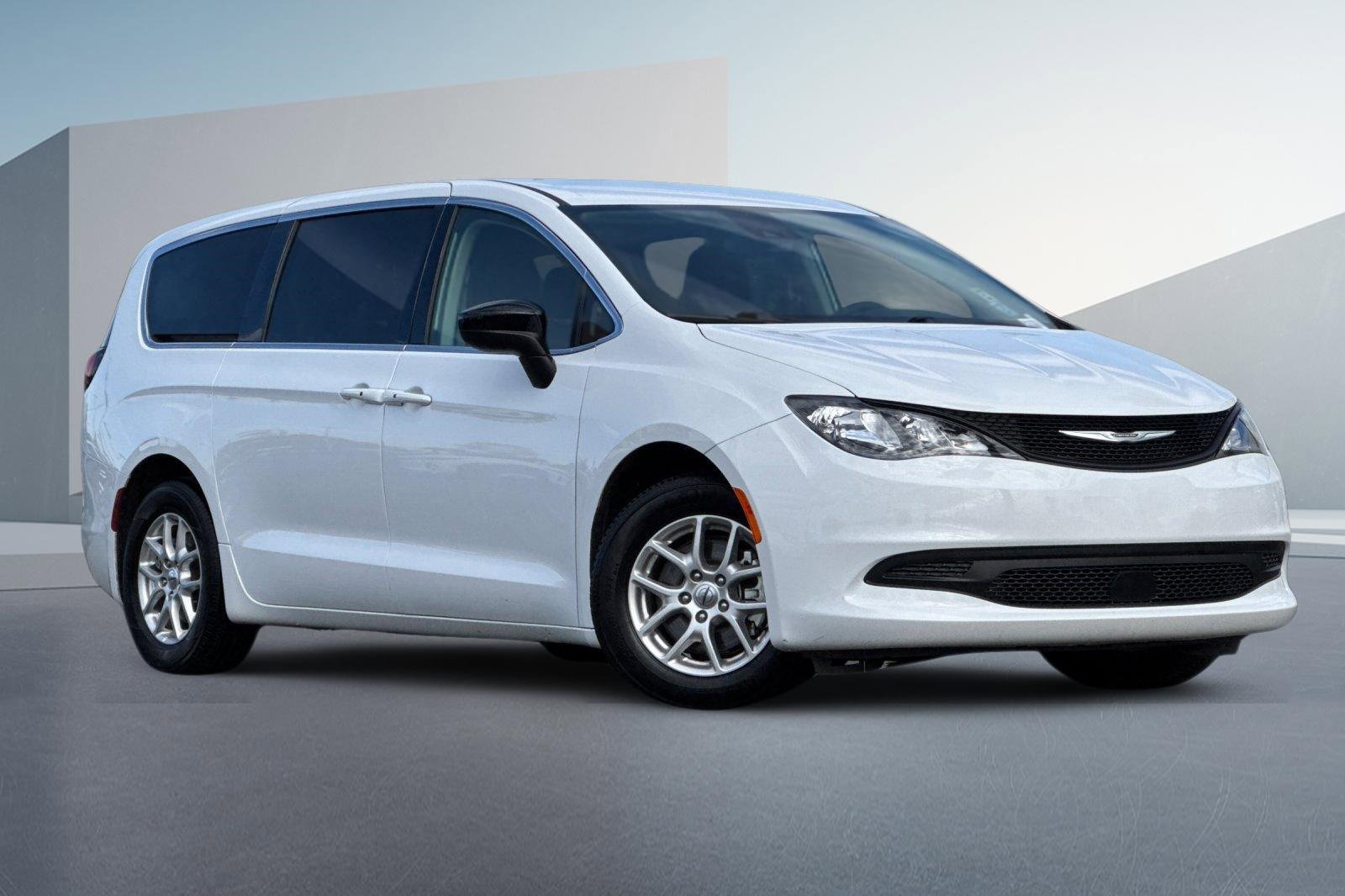 Used 2024 Chrysler Voyager LX video 2