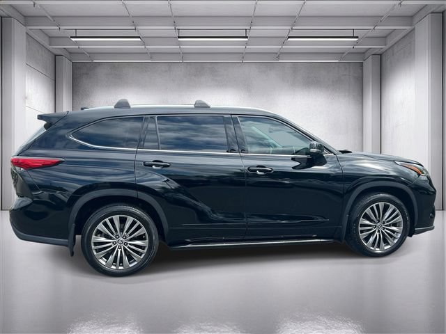 Used 2022 Toyota Highlander Platinum AWD/4WD image 2
