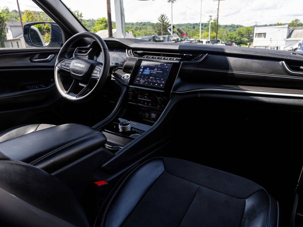 Used 2024 Jeep Grand Cherokee Altitude AWD/4WD image 27