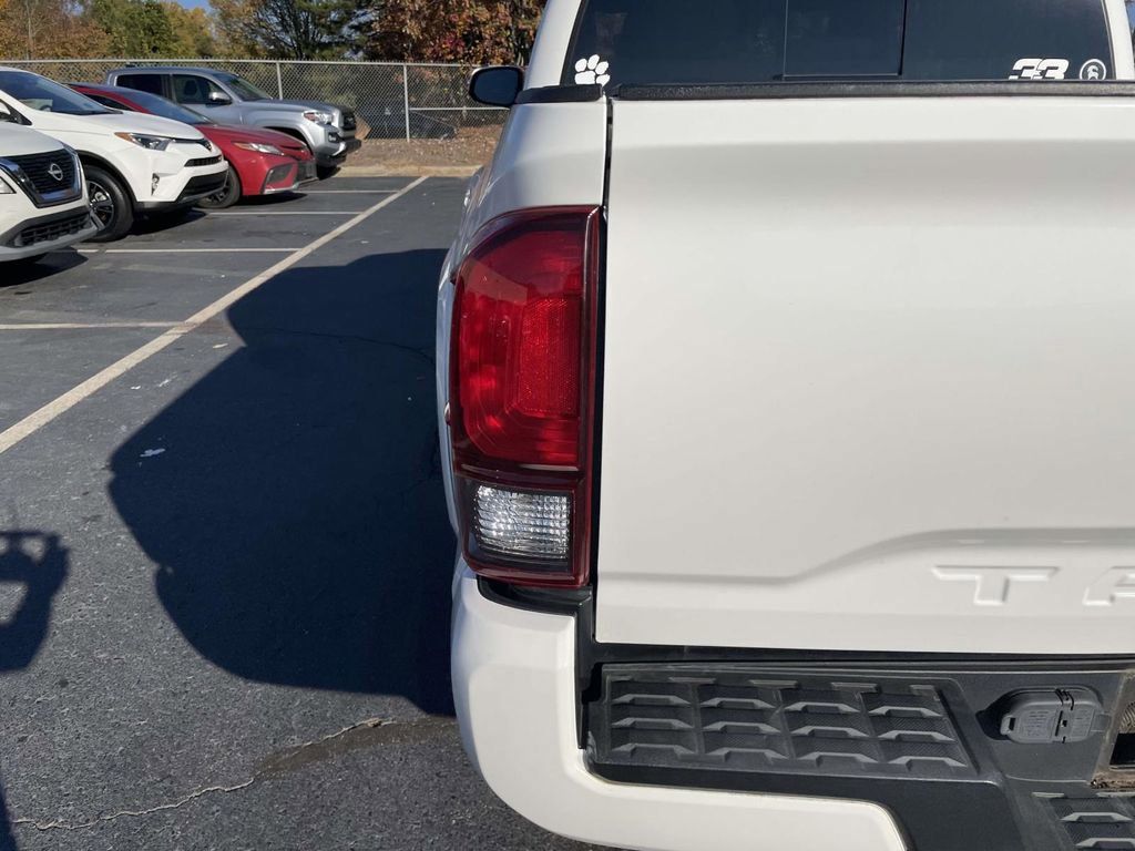 Used 2018 Toyota Tacoma TRD Sport image 19