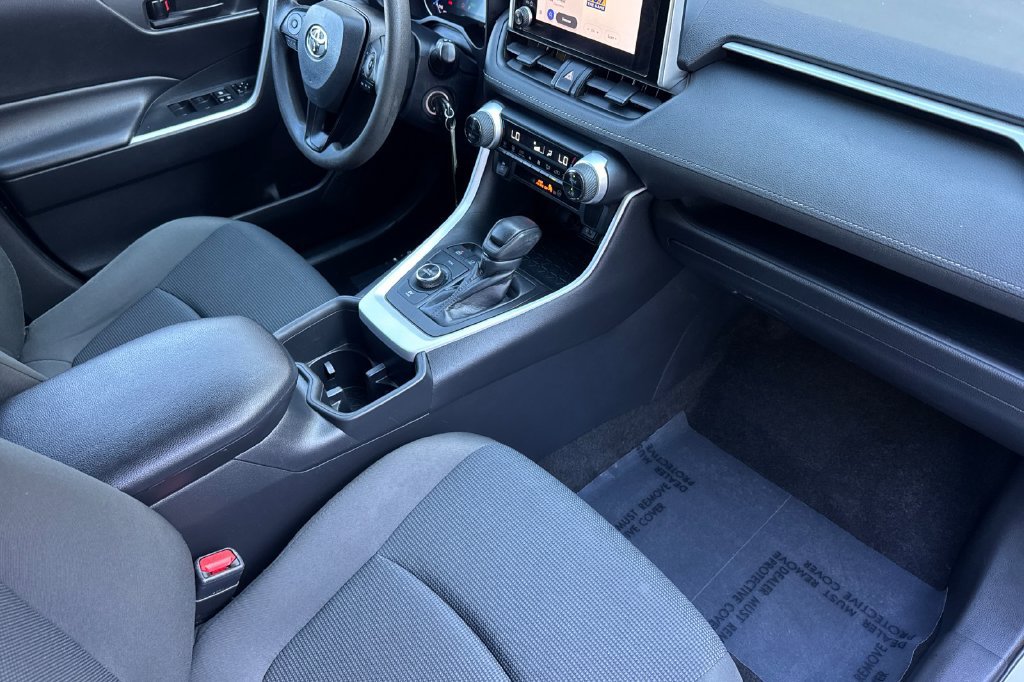 Used 2023 Toyota RAV4 LE AWD/4WD image 15