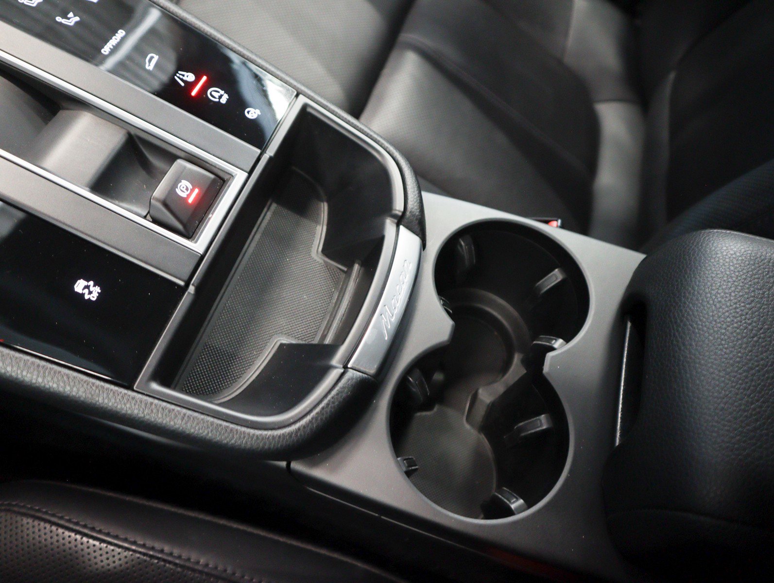 Certified 2022 Porsche Macan image 18