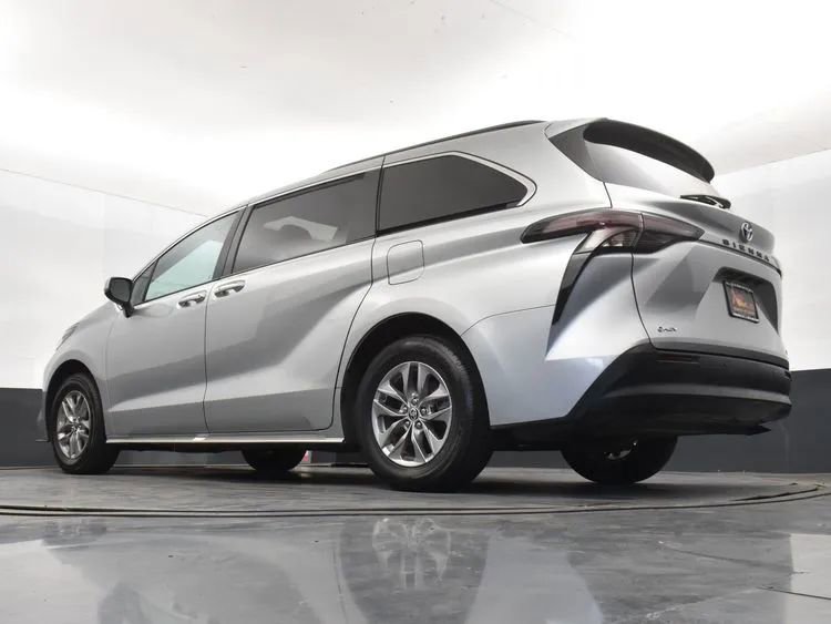 Used 2025 Toyota Sienna XLE image 12
