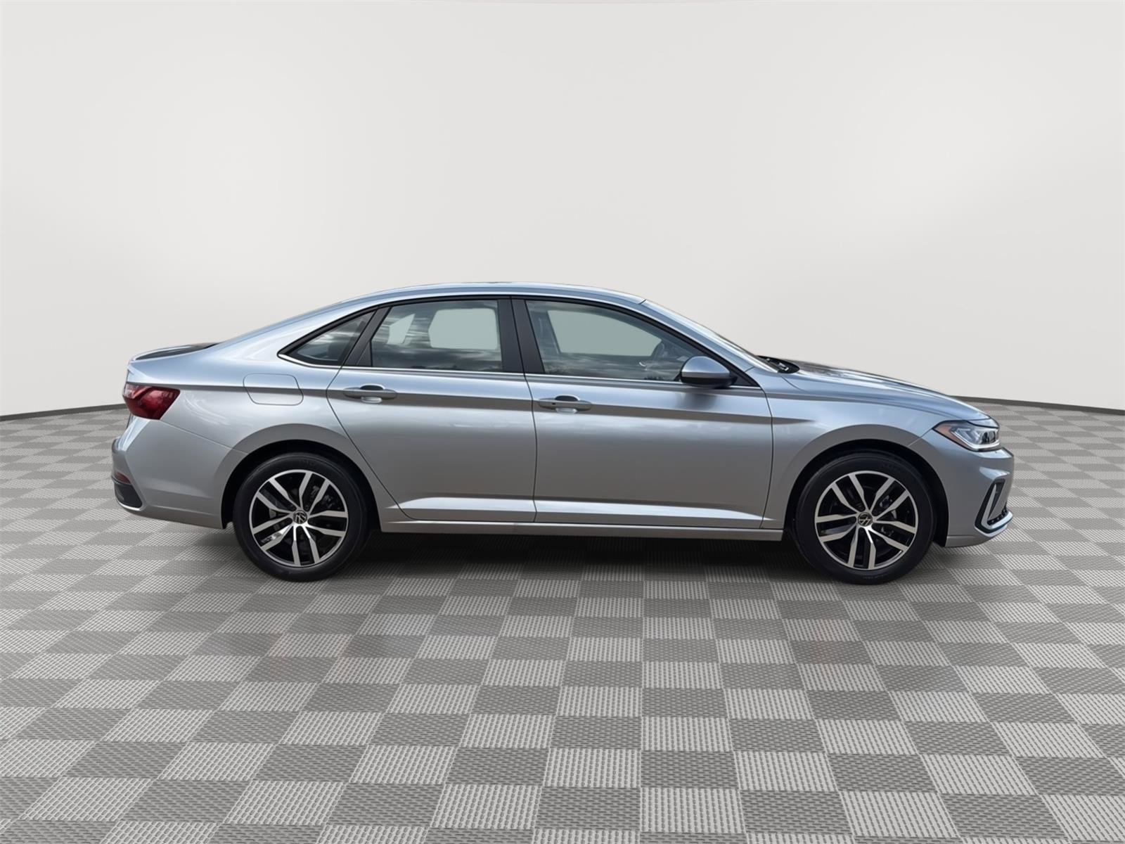 Certified 2025 Volkswagen Jetta SE image 6