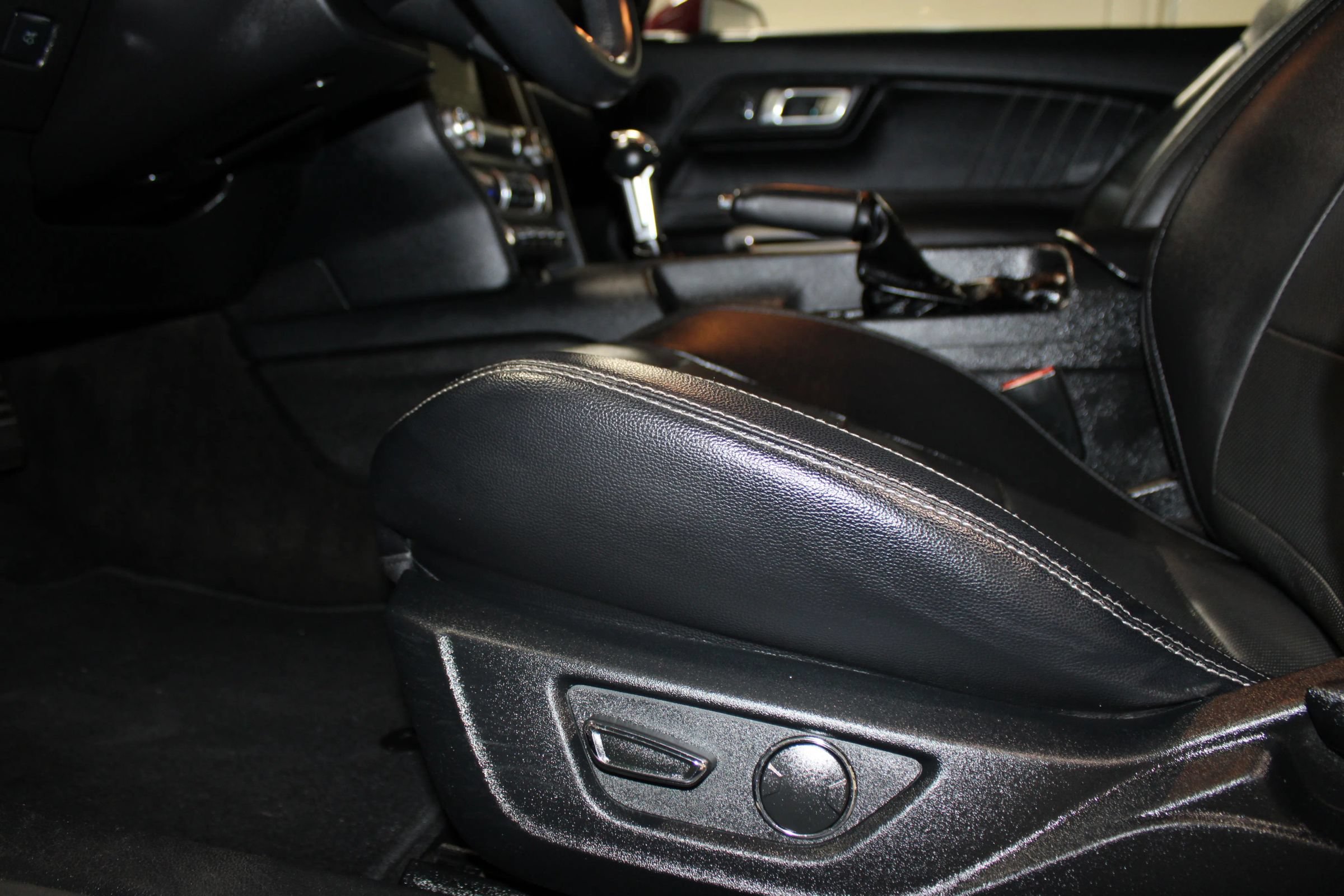 Used 2018 Ford Mustang Premium w/ Enhanced Security Package RWD image 23