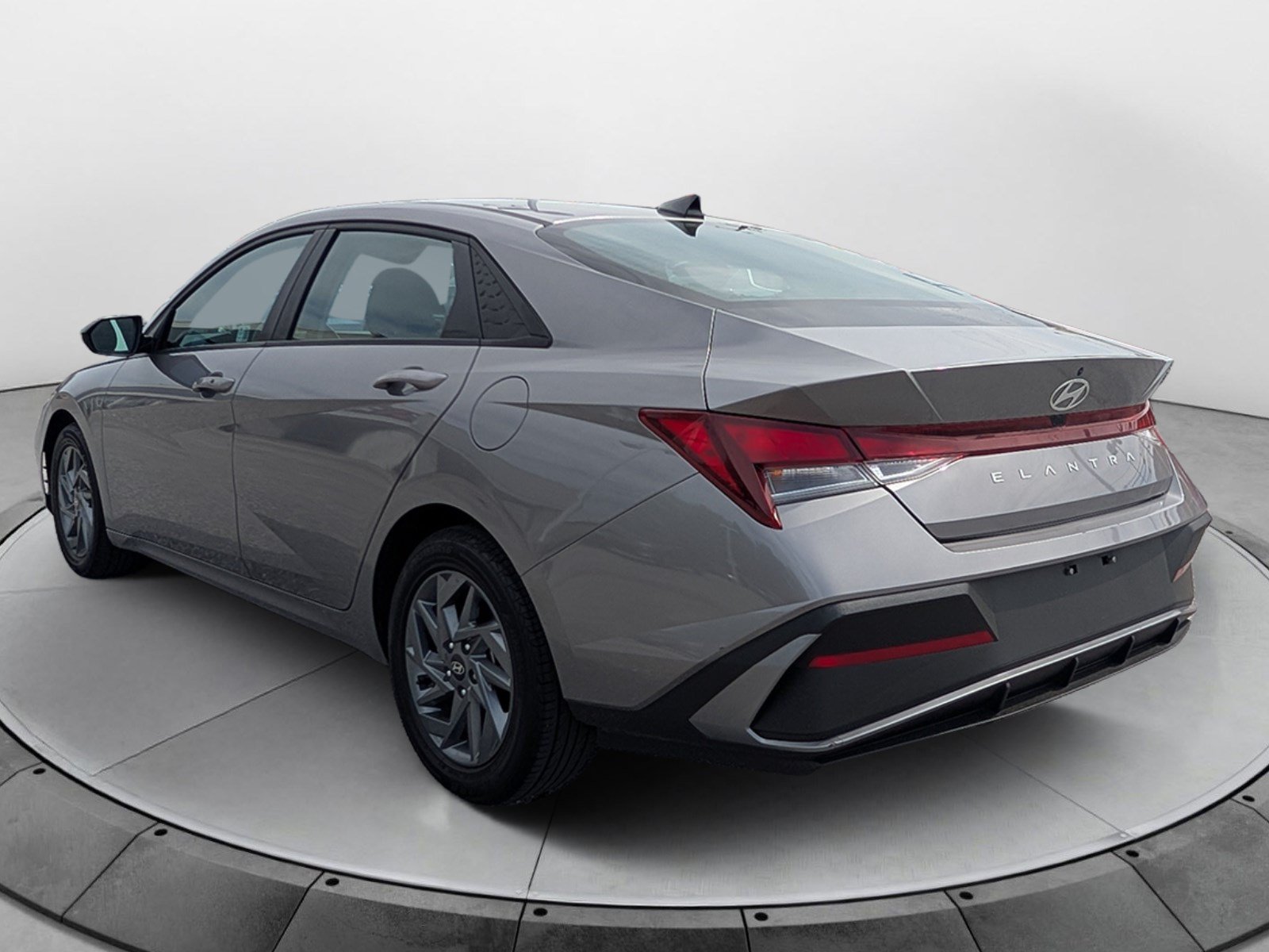 Used 2024 Hyundai Elantra SEL FWD image 5