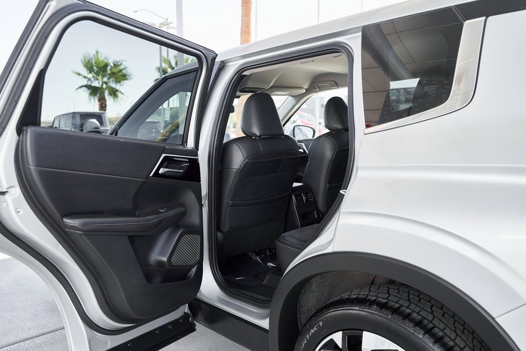 Used 2024 Mitsubishi Outlander SE image 16