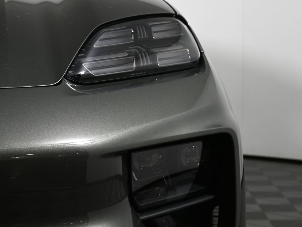 Used 2025 Porsche Macan 4S Electric AWD/4WD image 11