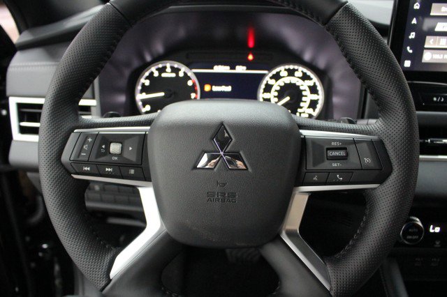 New 2026 Mitsubishi Outlander LE FWD image 8